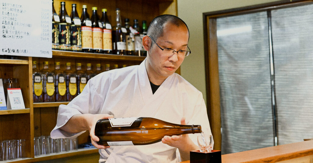 日本酒を注ぐ代表